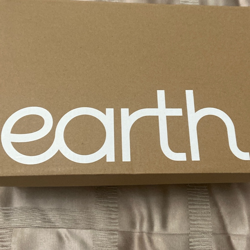 earth shoes. NETTA 8M